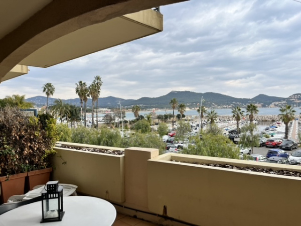 Location de vacances Appartement Saint-Cyr-sur-Mer 83270